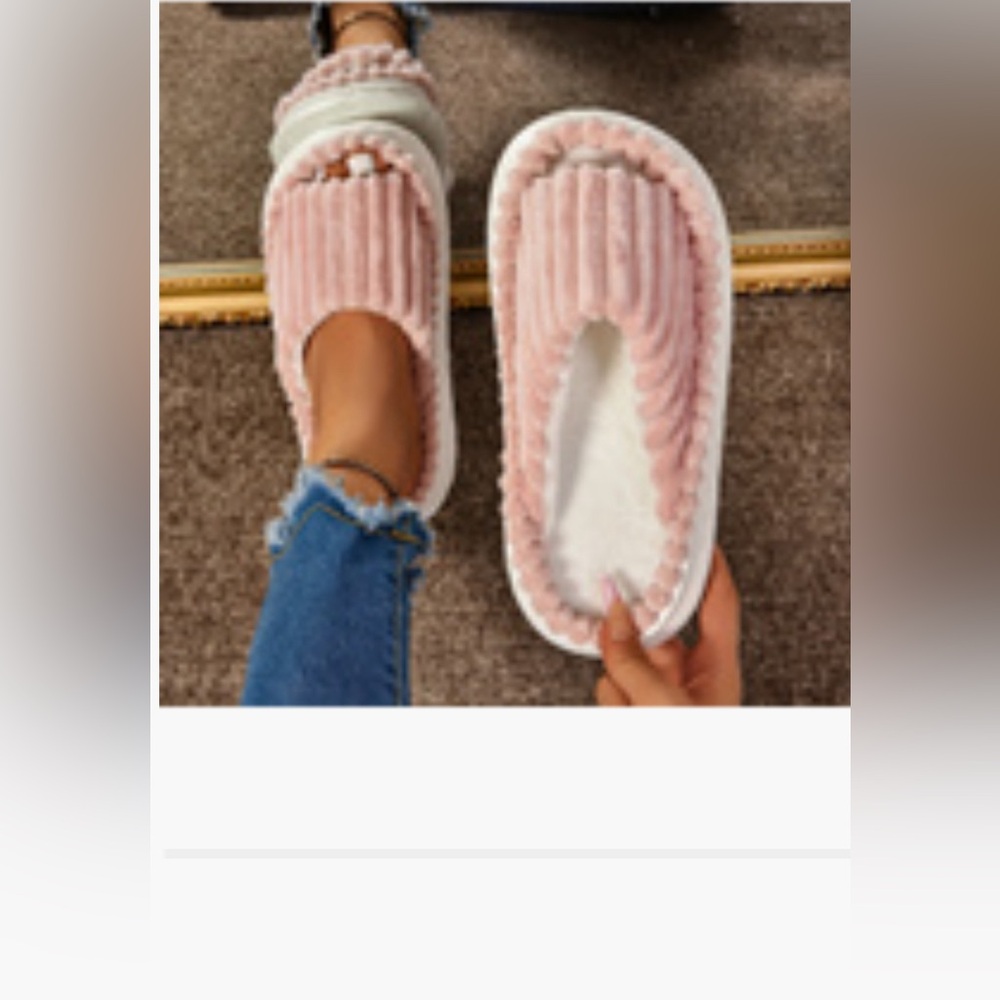 Fashionable cozy slippers